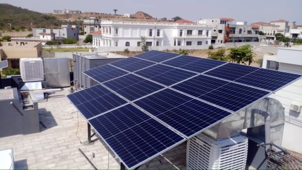 heatwave-and-load-shedding-drive-solar-panel-demand-in-peshawar