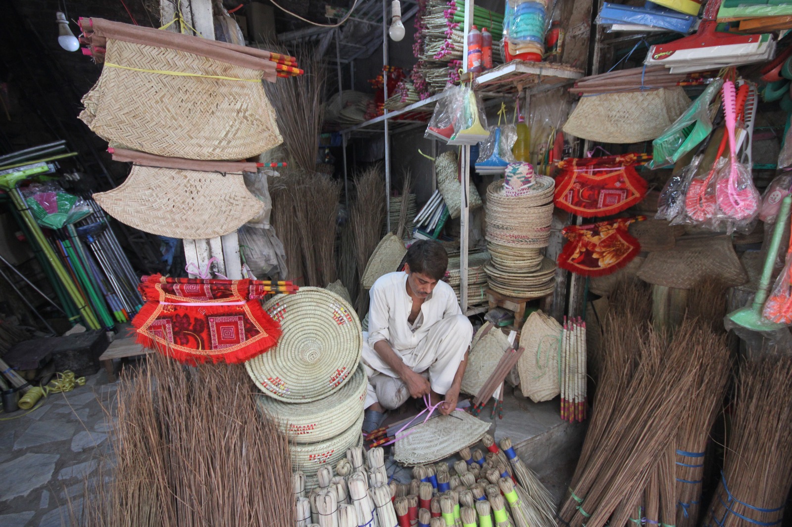 preserving-peshawars-heritage-the-decline-of-traditional-handfan-craft