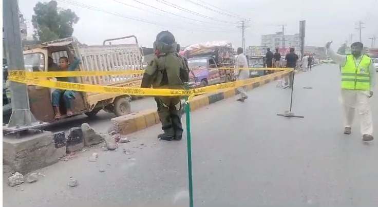 explosive-attack-on-police-van-in-peshawar-cctv-footage-released