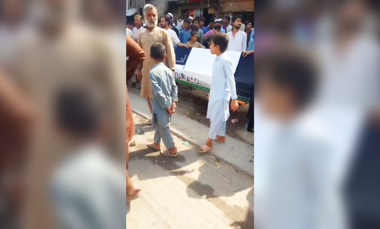 police-encounter-in-peshawar-leaves-couple-dead-protests-erupt-on-kohat-road