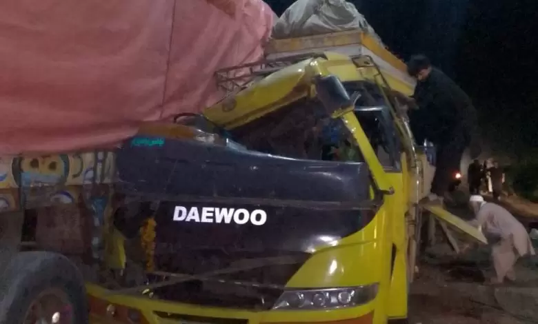 two-dead-17-injured-in-bus-truck-collision-near-dera-ismail-khan