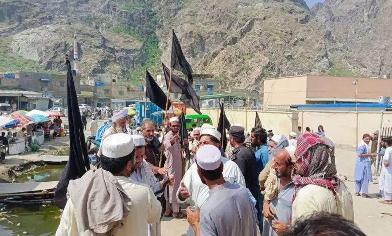 workers-protest-at-torkham-border-against-harassment-by-authorities