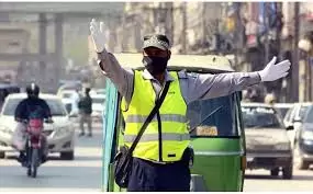 furious-driver-runs-over-traffic-police-officers-in-peshawar-after-being-ticketed
