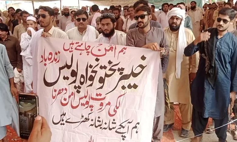 protesting-police-in-lakki-marwat-demand-military-withdrawal-amid-ongoing-sit-in