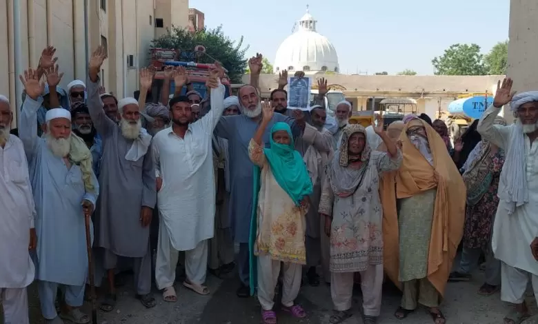 bannu-pensioners-protest-over-3-month-unpaid-pensions-threaten-hunger-strike