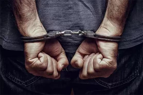 peshawar-police-arrest-youth-for-brandishing-weapons-on-social-media