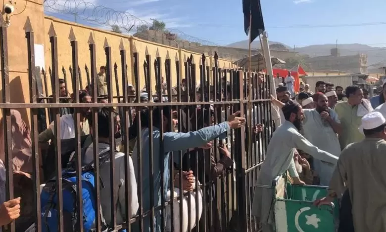 workers-protest-at-torkham-border-against-afghan-authorities-travel-restrictions