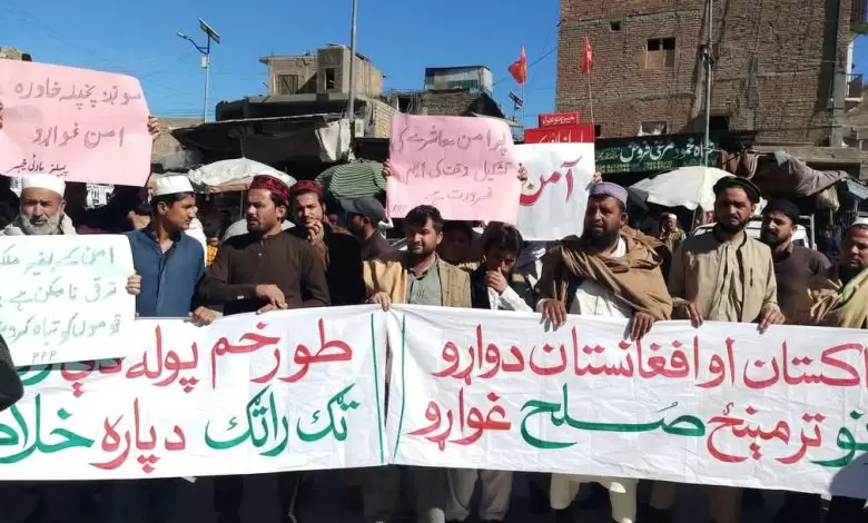 khyber-residents-hold-peace-march-against-torkham-border-closure