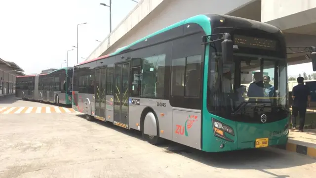 -brt-staff-in-peshawar-struggle-for-travel-relief-despite-serving-thousands-daily