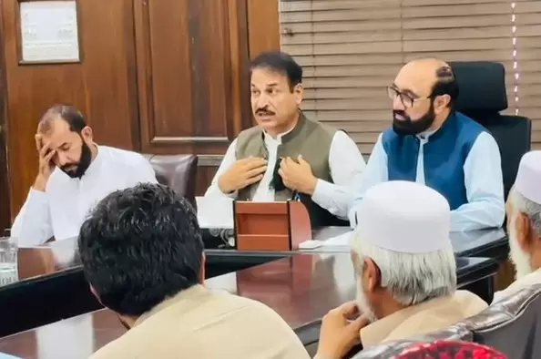 daud-afridi-forces-officials-to-face-the-heat-in-dramatic-protest-against-load-shedding