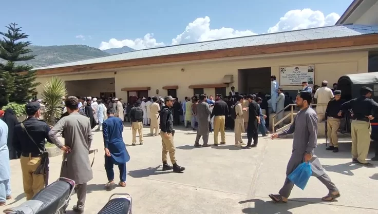 five-including-schoolchildren-injured-in-ambush-on-van-in-battagrams-pirhadi-area
