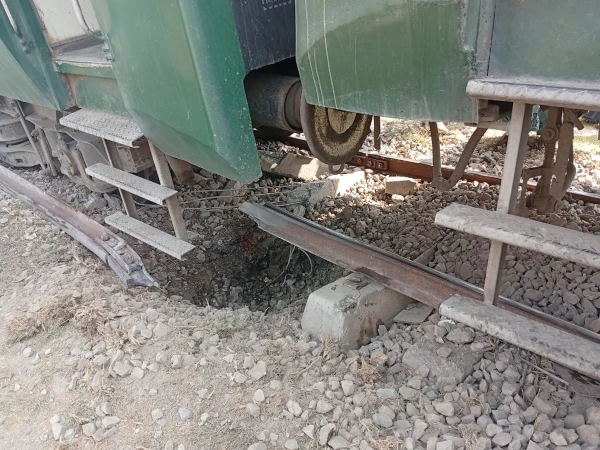 blast-on-jaffar-express-track-near-jacobabad-derails-two-coaches-no-casualties-reported