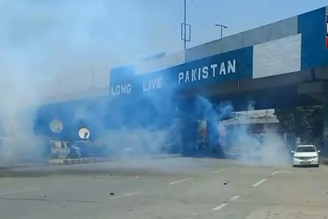 tensions-erupt-in-peshawar-as-police-use-tear-gas-batons-against-protesting-government-employees