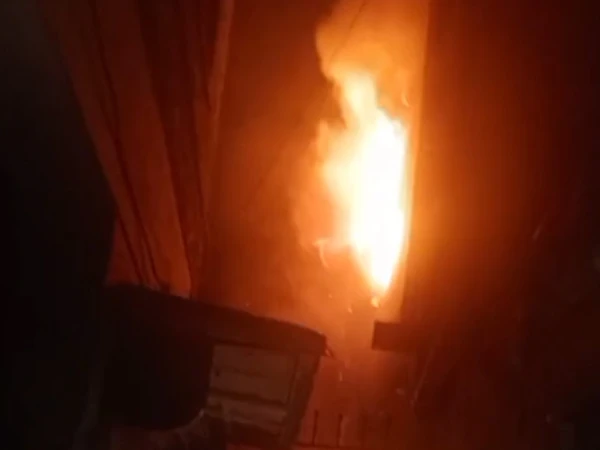 deadly-fire-in-peshawars-kochi-bazaar-claims-4-lives-2-firefighters-critically-injured