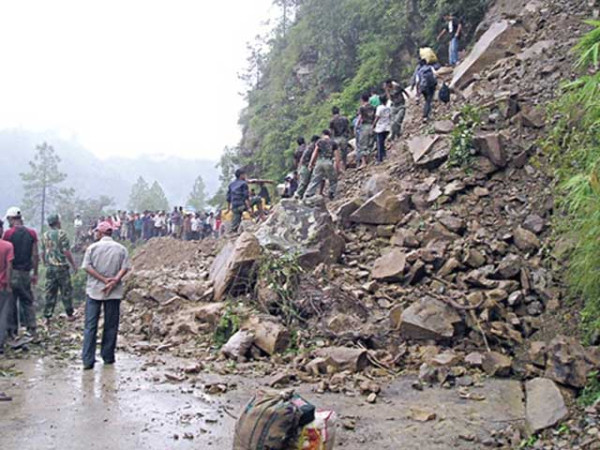 eight-volunteers-killed-in-landslide-at-danyor-nullah-rescue-efforts-underway