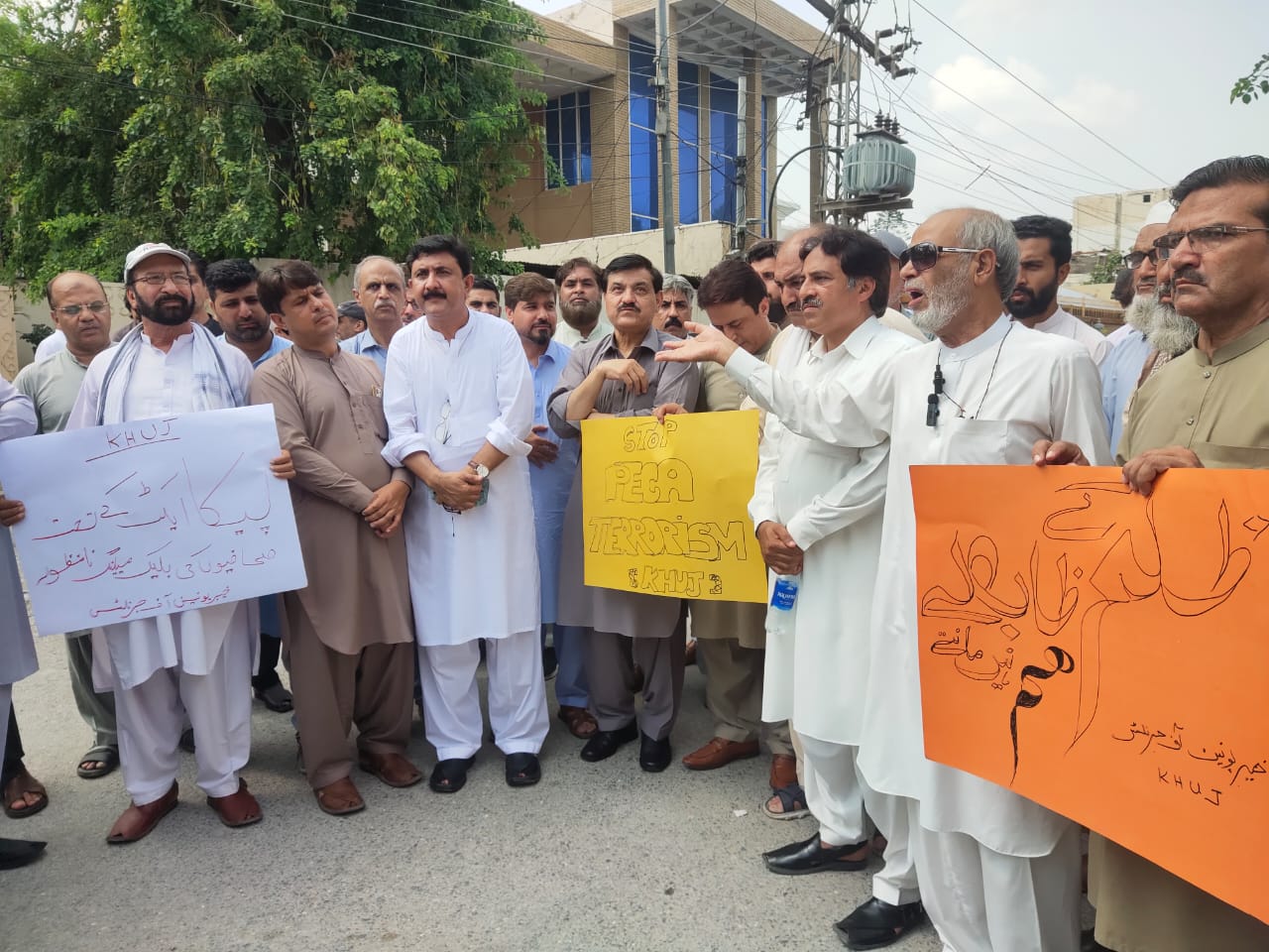 journalists-slam-peca-notice-against-irfan-khan-as-assault-on-press-freedom