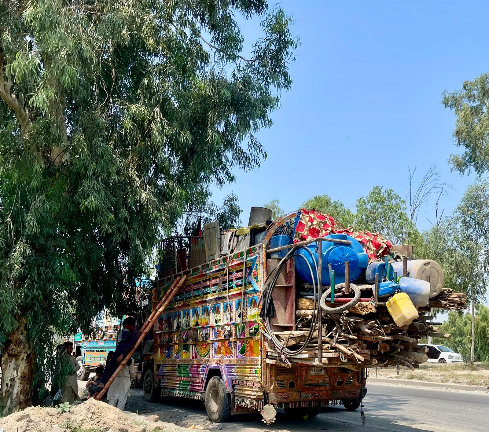 afghan-woman-gives-birth-during-repatriation-journey-at-azakhel
