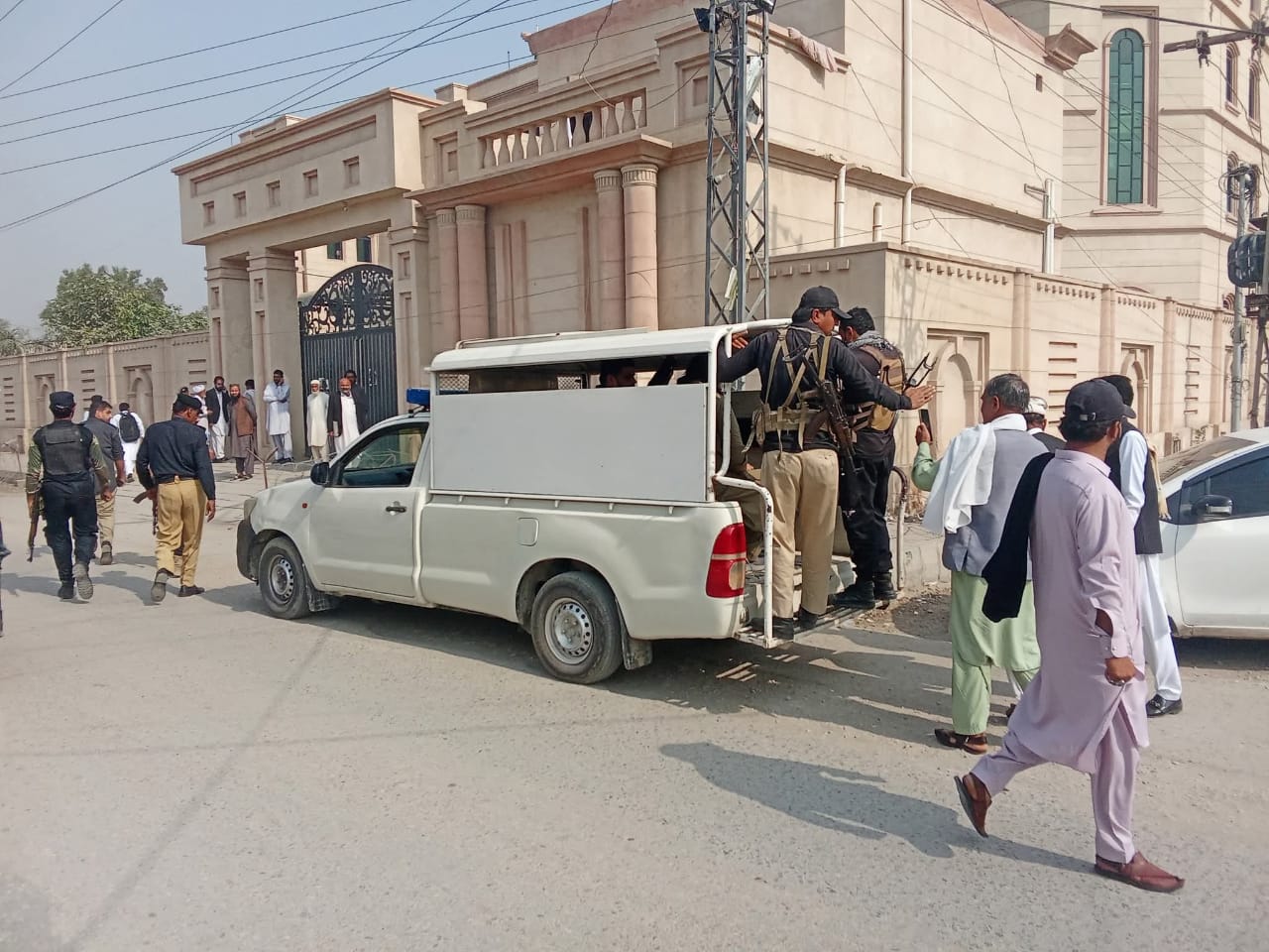 clash-at-dera-ismail-khan-judicial-complex-leaves-four-injured
