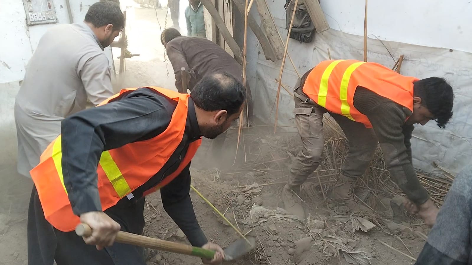 five-killed-as-roof-collapse-buries-eight-in-nowsheras-pabbi-tehsil