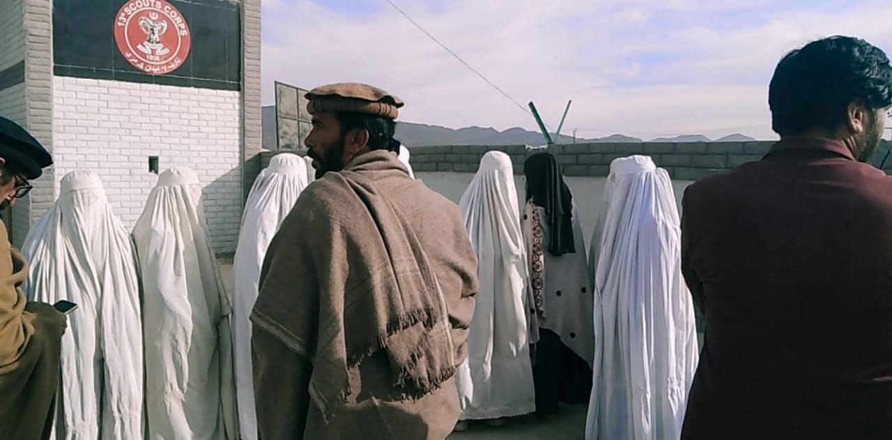 girls-students-protest-at-igloo-gate-in-wana-over-transport-restrictions-demand-smooth-entry