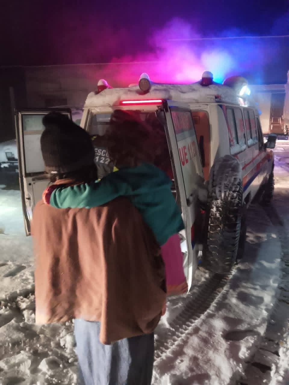 heavy-snowfall-strands-families-fleeing-tirah-valley