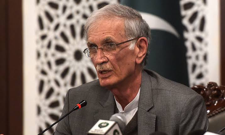 pm-adviser-pervez-khattak-hurt-in-nowshera-road-accident