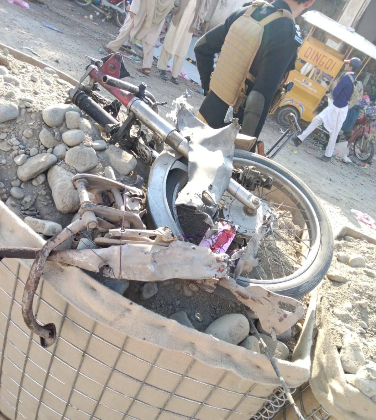 blast-outside-bannu-police-station-kills-two-injures-16