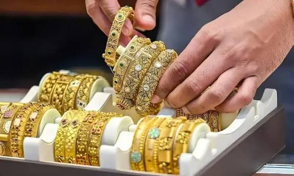 gold-sees-sharp-drop-in-domestic-global-markets