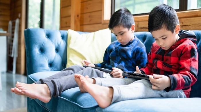 balancing-screens-and-childhood-the-new-parenting-challenge