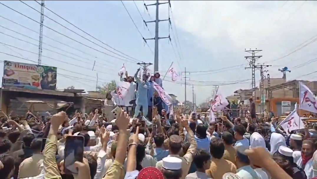 police-tear-gas-bara-protesters-marching-towards-peshawar