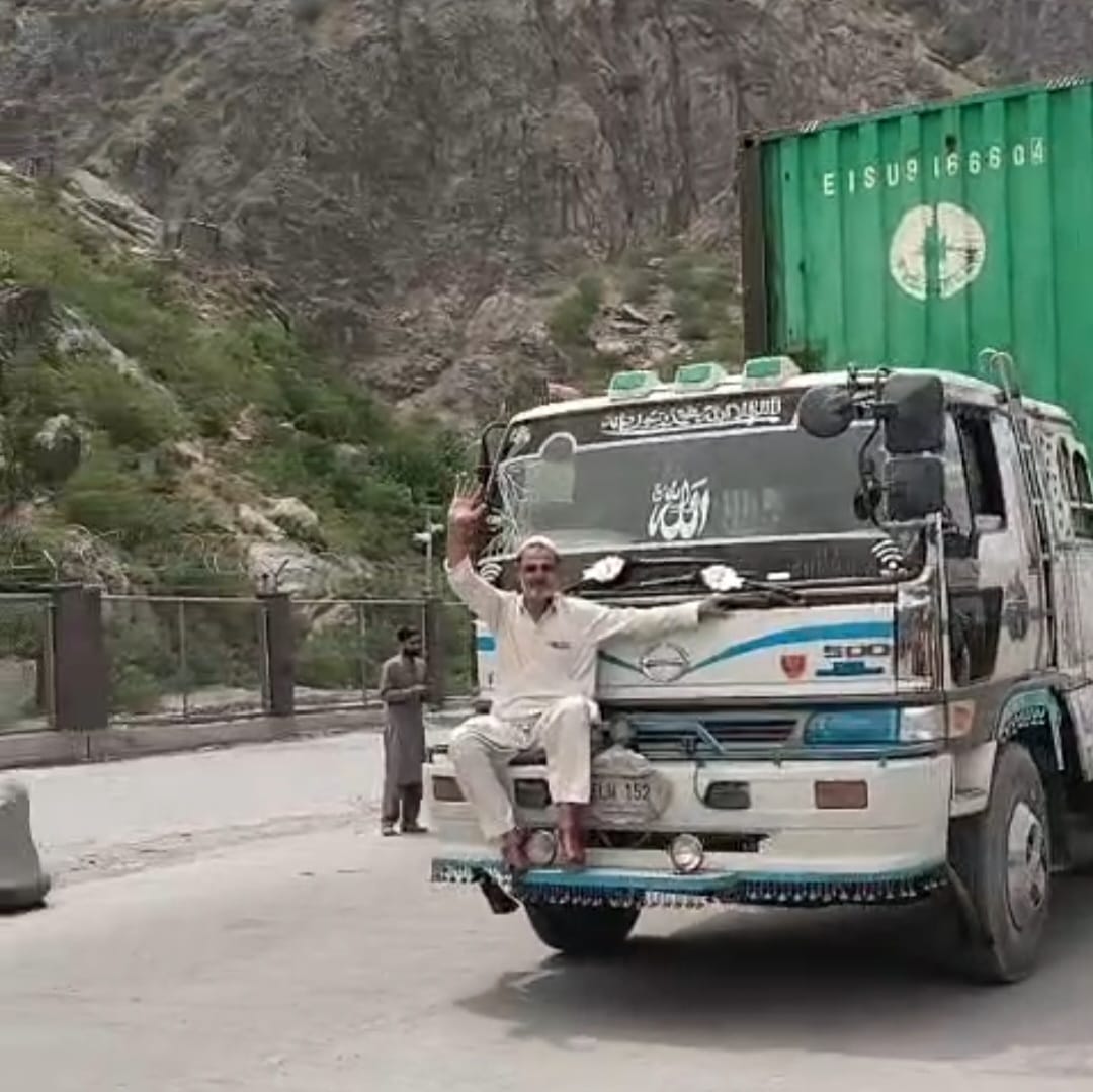 long-wait-ends-first-pakistani-transit-vehicles-cross-back-from-afghanistan-via-torkham
