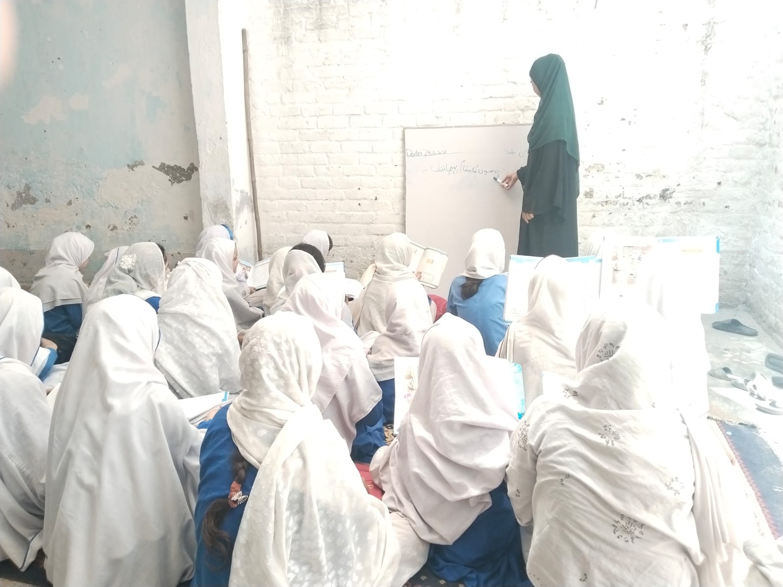 one-room-29-dreams-how-amina-is-bringing-education-to-afghan-refugee-children