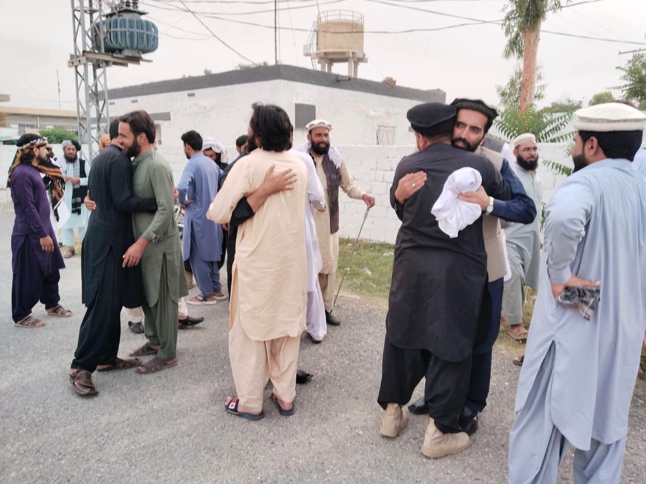 south-waziristan-sho-five-officers-return-home-after-successful-mediation-efforts