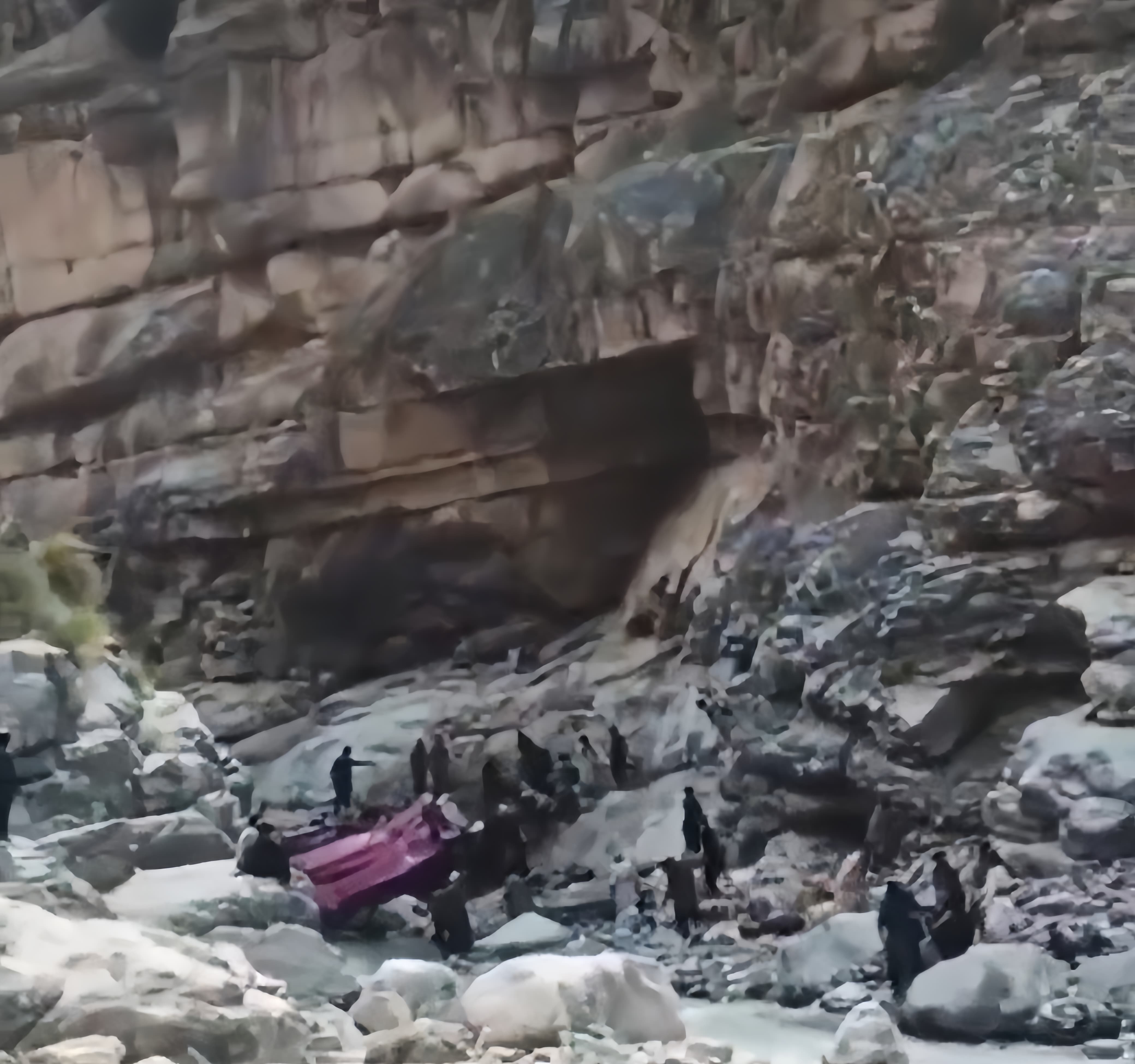 40-killed-as-quettapeshawar-bus-plunges-into-ravine-in-zhob