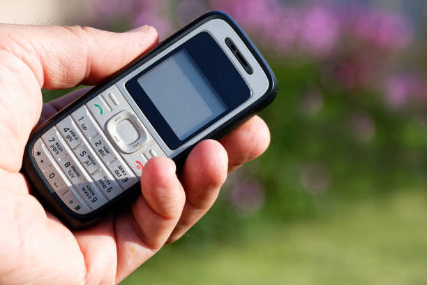 the-great-escape-from-smartphones-why-pakistanis-are-returning-to-keypad-phones