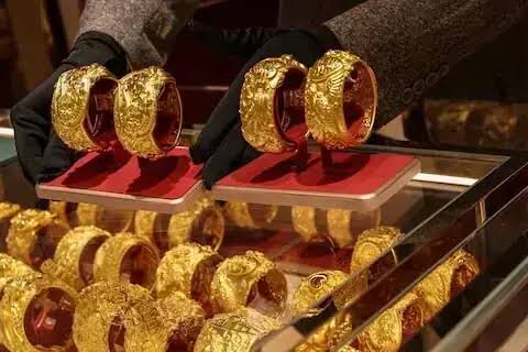gold-shines-brighter-as-prices-surge-again