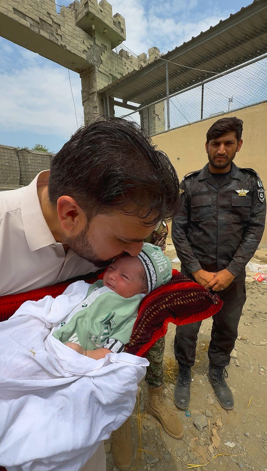 humanitarian-gesture-sees-afghan-newborn-granted-entry-through-torkham