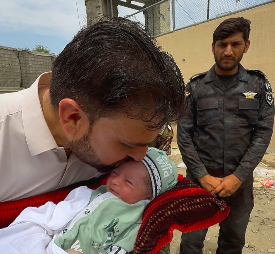 humanitarian-gesture-sees-afghan-newborn-granted-entry-through-torkham