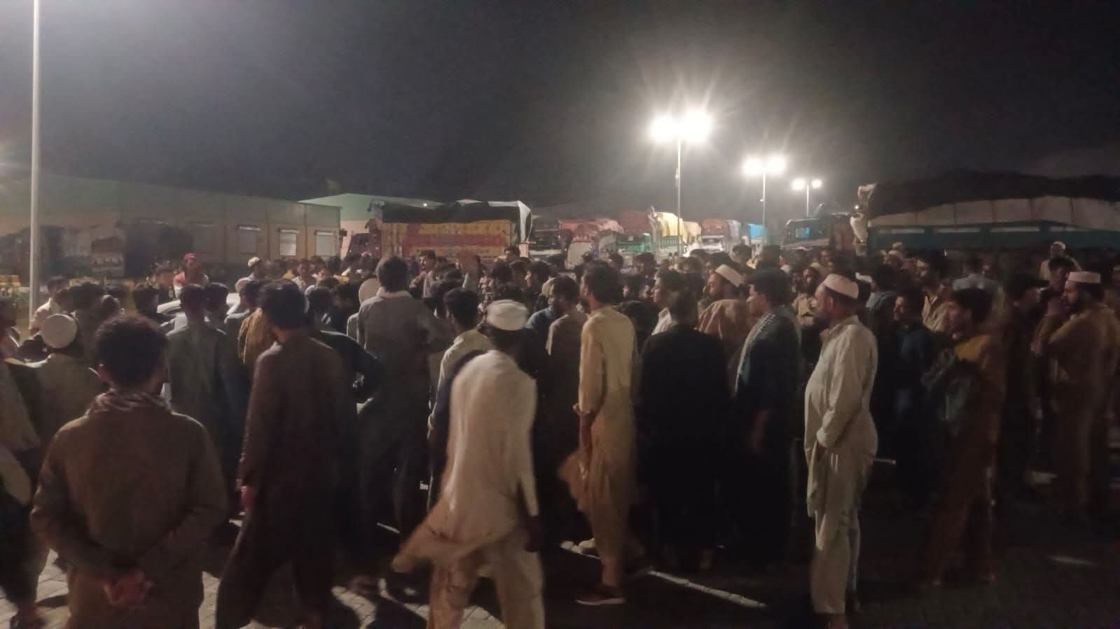 slow-clearance-sparks-protest-among-afghan-returnees-at-torkham