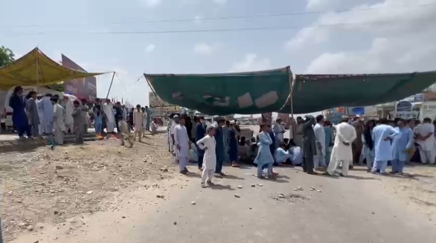 body-placed-on-road-as-karak-protest-demands-action-over-alleged-police-killing