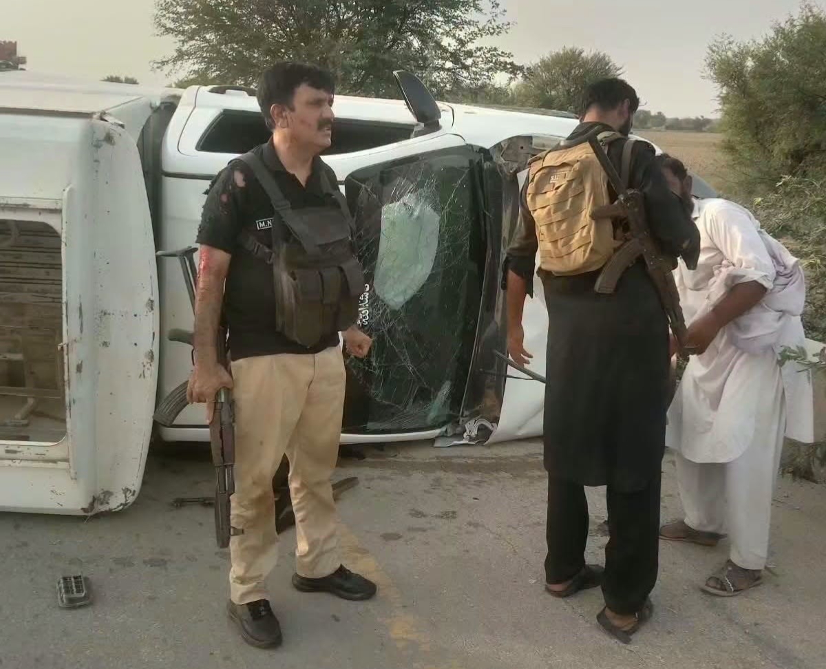 attack-on-dsps-vehicle-in-di-khan-leaves-5-police-personnel-injured