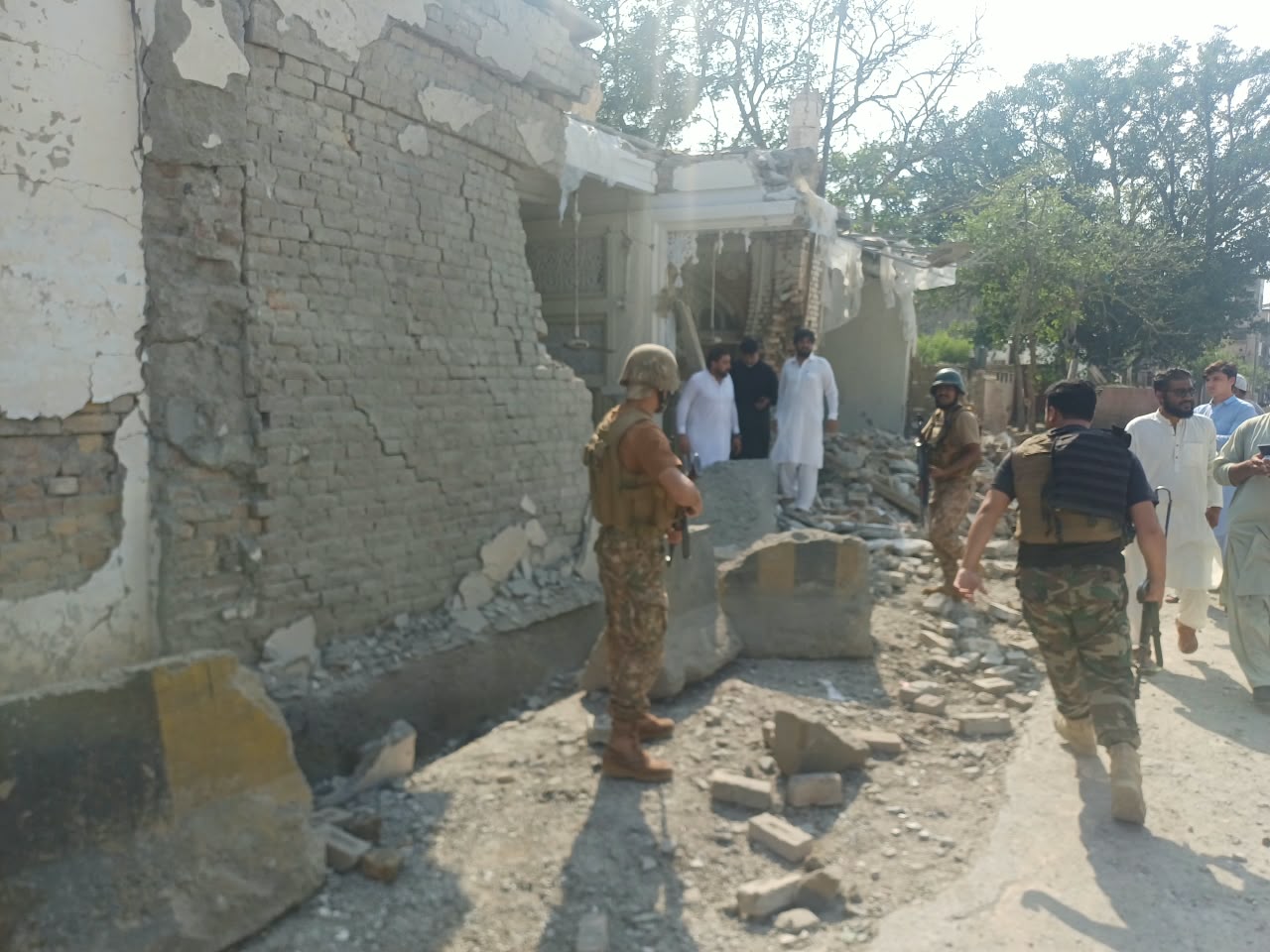 16-killed-over-50-injured-in-blast-near-kohat-police-lines
