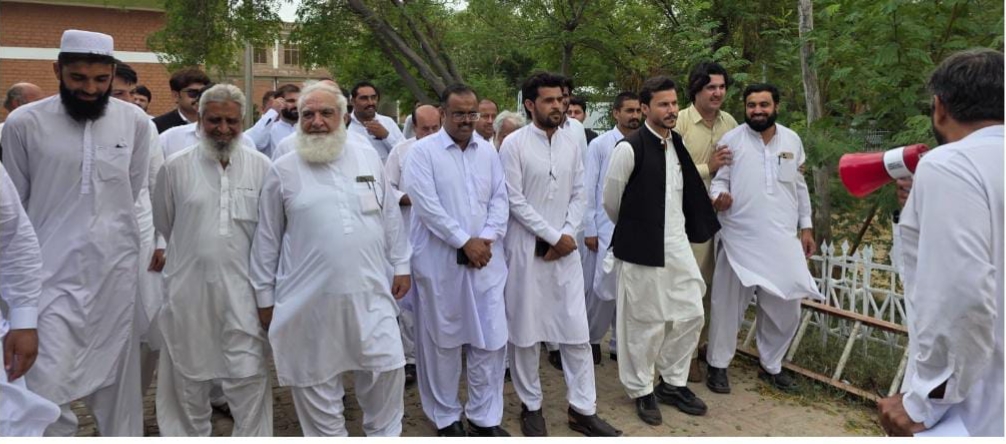 lakki-marwat-bar-erupts-in-protest-demands-deputy-commissioners-transfer