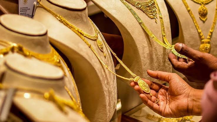 gold-prices-continue-to-fall-in-pakistan
