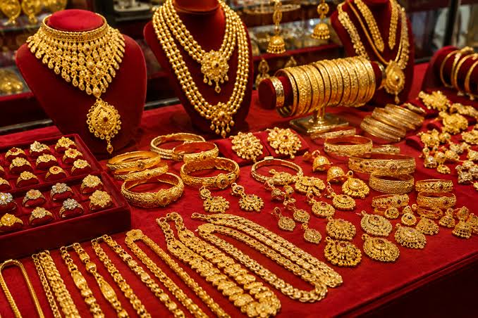 gold-loses-shine-as-prices-fall-in-pakistan