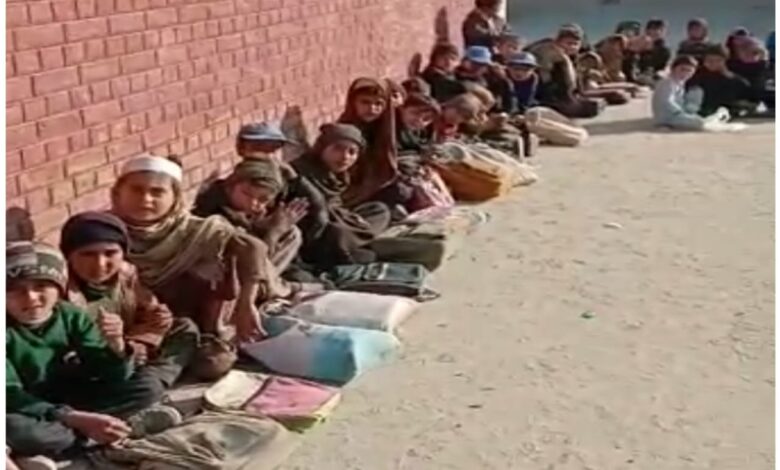 lakki-marwat-villagers-protest-against-non-appointment-of-school-teachers