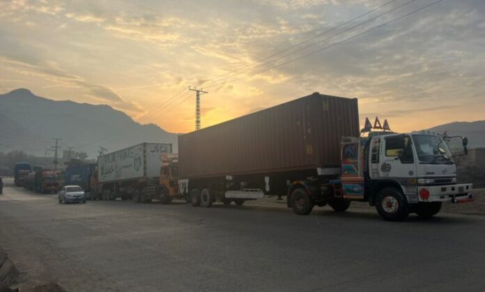 torkham border crossing reopens after six days Torkham border crossing had opened after six days closure following talks between Taliban and Pakistani authorities.