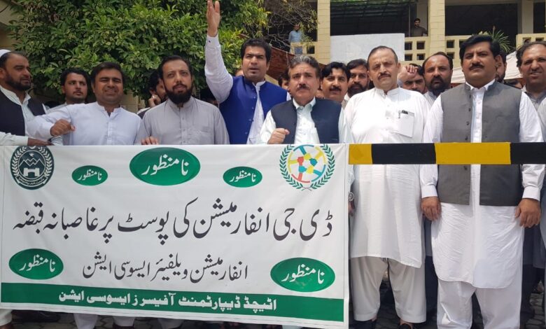 employees-and-journalists-protest-against-appointment-of-dg-information-in-kp