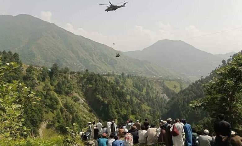 daring-rescue-passengers-saved-from-stranded-chairlift