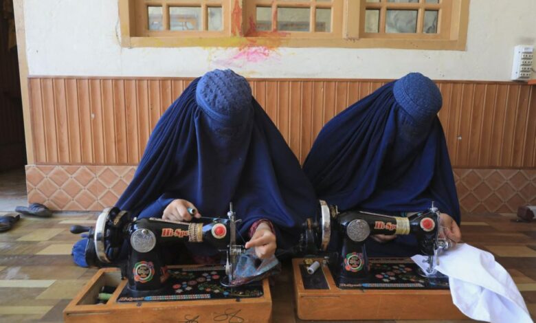pakistani-woman-empowers-afghan-refugees-through-skill-training